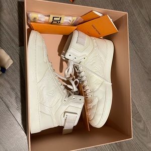 White Louis Vuitton‘s used size 6 1/2 men